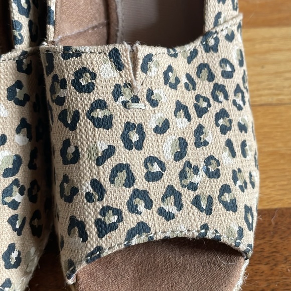 TOMS Cute. Comfortable in true TOMS fashion. Good for city street WALKING! - Picture 9 of 10